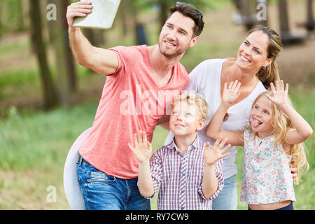 Famiglia con bambini assume un selfie foto in vacanza in estate in natura Foto Stock