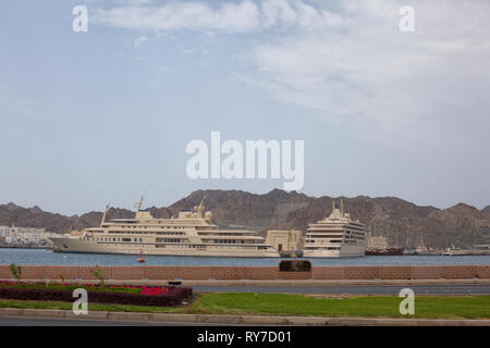 Royal Yacht di Sultan Qaboos, porto di Muttrah, Muscat Oman Foto Stock