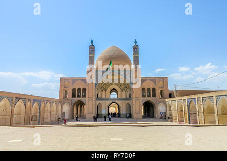 Kashan Agha Bozorg moschea vista frontale il punto con le persone Foto Stock