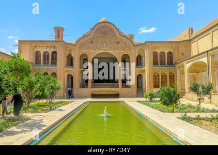 Kashan Boroujerd storica casa cortile frontale di punto di vista con la gente e la fontana stagno Foto Stock