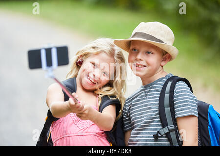 Merry bambini prendere un selfie foto su una escursione in natura Foto Stock
