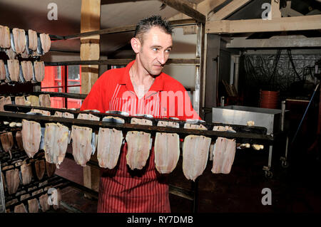 Materie con salmone essendo preparato per fumare a Mori con salmone, un azienda di famiglia sin dal 1770, in Peel sulla costa occidentale dell'Isola di Man, Gran Bretagna. A pochi Foto Stock