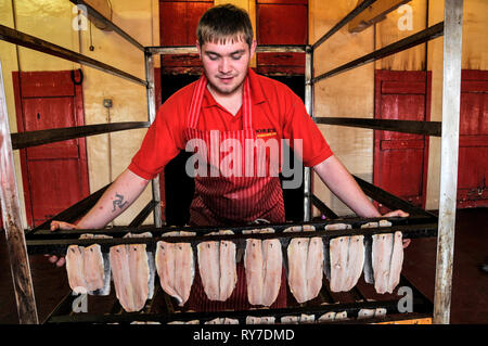 Materie con salmone essendo preparato per fumare a Mori con salmone, un azienda di famiglia sin dal 1770, in Peel sulla costa occidentale dell'Isola di Man, Gran Bretagna. A pochi Foto Stock