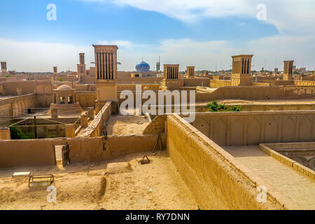 Yazd Città Vecchia Cityscape con tetto Badgir Windcatcher moschea minareto a cupola Foto Stock