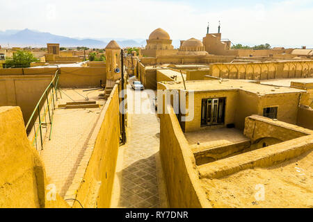 Yazd Città Vecchia Cityscape con tetto di Vicolo Badgir Windcatcher moschea minareto a cupola Foto Stock