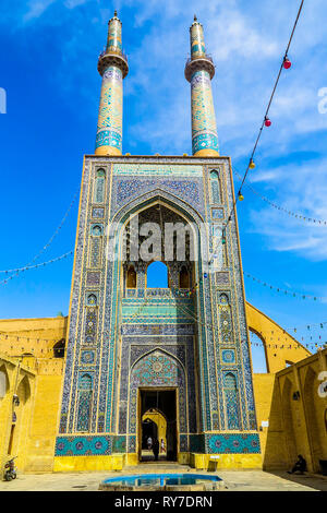 Yazd Masjid-e Moschea Jameh Entrata Principale Iwan con più alto minareto in Iran punto di vista Foto Stock