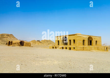 Yazd Dakhmeh Zoroastriana Torre di silenzio edifici abbandonati e rovine Foto Stock