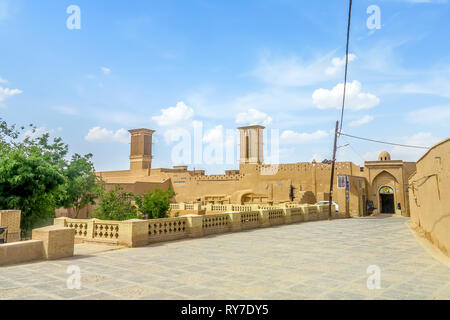 Yazd Città Vecchia Alley con due Badgir Windcatcher e cielo blu sullo sfondo Foto Stock