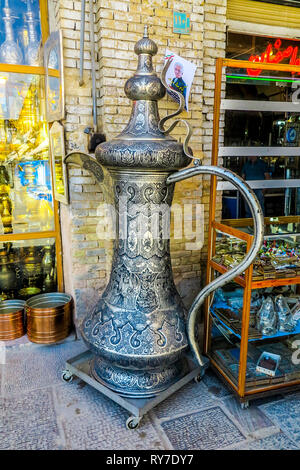 Persiano Samovar tè in un Bazar Market Shop in Isfahan Foto Stock