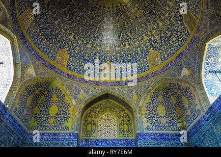 Isfahan Masjed-e-Jadid e Abbasi Shah Grande Moschea Reale soffitto con piastrelle blu ornamento Foto Stock