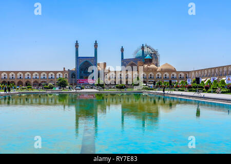 Isfahan Masjed-e-Jadid e Abbasi Shah Grande Moschea Reale e laghetto vista da Naqsh-e JAHAN Piazza Foto Stock