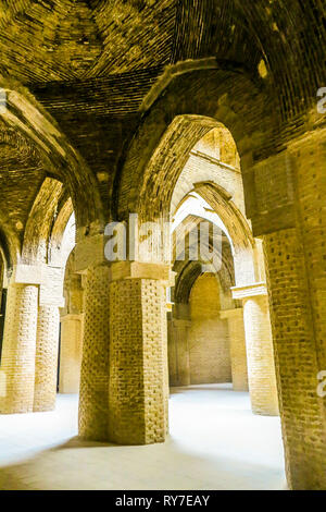 Isfahan Masjed-e Moschea Jameh vecchi pilastri in mattoni e il soffitto Foto Stock