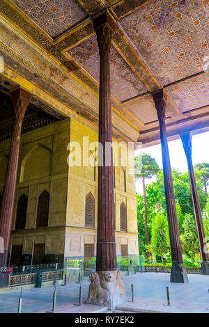 Isfahan Bagh-e Chehel Sotoun quaranta colonne Palace con colonne di legno e colorate in blu ornato soffitto Foto Stock