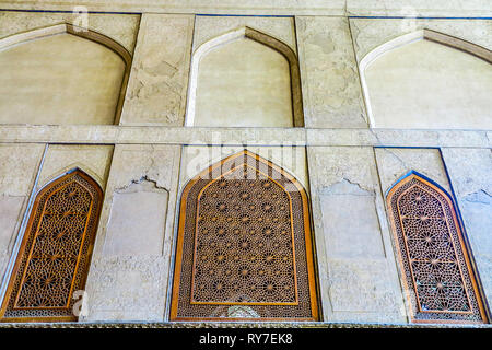 Isfahan Bagh-e Chehel Sotoun quaranta colonne Palazzo archetti arcuata finestra facciata a parete Foto Stock