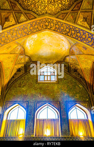 Isfahan Bagh-e Chehel Sotoun quaranta colonne Palazzo archetti arcuata Windows con soffitto Foto Stock