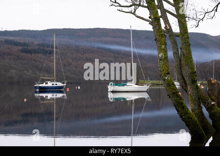 Barche a Coniston Water nel distretto del Lago Foto Stock