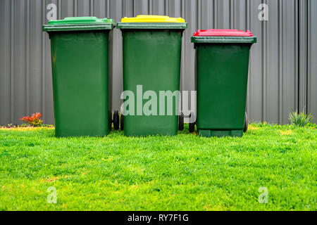 Australian home i cestini set forniti dal consiglio locale installata sul cortile di casa suburbuan Foto Stock