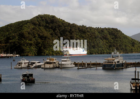 L'InterIslander lasciando Picton per attraversare lo stretto di Cook, il collegamento Nuova Zelanda Isole Nord e Sud. Il traghetto porta i passeggeri e il trasporto merci. Foto Stock