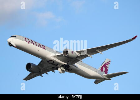 Qatar Airways Airbus A350-1000 A7-ANG decollo dall'Aeroporto Heathrow di Londra, Regno Unito Foto Stock