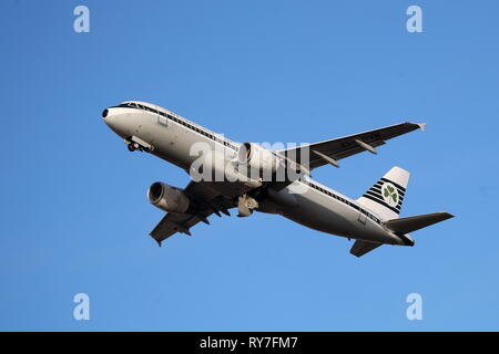 Aer Lingus Airbus A320 EI-DVM decollo dall'Aeroporto Heathrow di Londra, Regno Unito Foto Stock