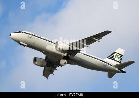 Aer Lingus Airbus A320 EI-DVM decollo dall'Aeroporto Heathrow di Londra, Regno Unito Foto Stock