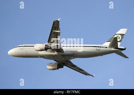 Aer Lingus Airbus A320 EI-DVM decollo dall'Aeroporto Heathrow di Londra, Regno Unito Foto Stock