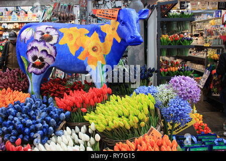 Fake colorati tulipani. Qui sono i soliti souvenir e regali ha portato a casa da un viaggio ad Amsterdam Foto Stock