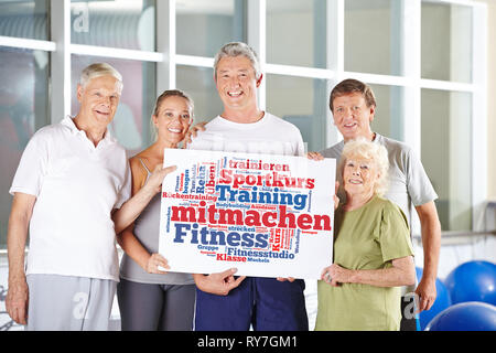 Seniors sorridente chiamata per la partecipazione al centro fitness Foto Stock