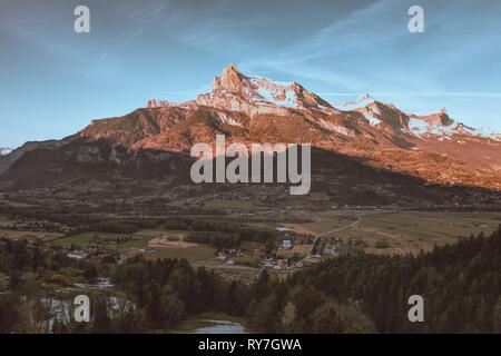 TÃªte du Colonney, big mountain range nelle Alpi francesi, antenna, drone sparato da un lontano paese di Domancy, Francia Foto Stock