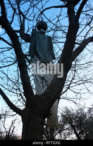 Uno spaventapasseri appeso a un albero il collo. Foto Stock