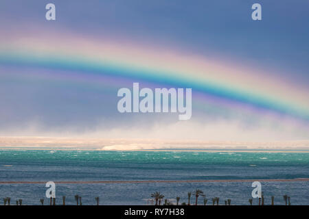 Rainbow oltre alle acque turchesi del Mar Morto. Skyscape Foto Stock
