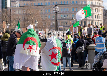 Algeria protesta ha avuto luogo a Trafalgar Square a Londra, Regno Unito chiedono il Presidente Abdelaziz Bouteflika s dimissioni immediate e di un governo democratico Foto Stock