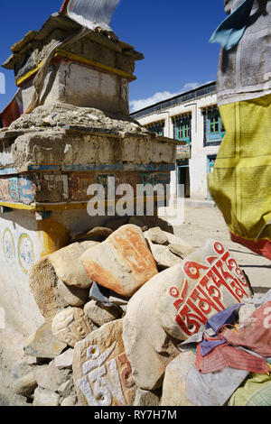 Buddist chorten con mani pietre di preghiera e la preghiera bandiere, Lo Manthang, Mustang Superiore regione, Nepal. Foto Stock