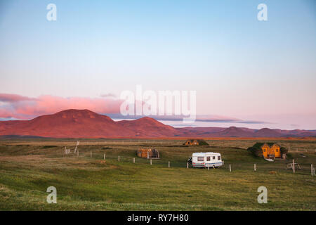 Camper rimorchio e turf tetto cabine di legno in un campeggio vicino a Modrudalur farm, il più alto insediamento abitato in Islanda, Norður-Múlasýsla, Orientale Foto Stock