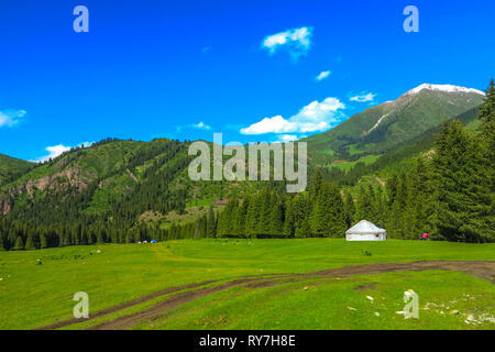 Karakol Gorge Resort con paesaggio Snow capped Terskey Ala troppo Mountain Range Yurt Foto Stock