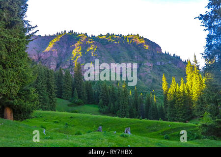 Karakol Gorge Resort con paesaggio Snow capped Terskey Ala troppo la gamma della montagna Foto Stock