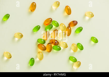 Nutrizione e vitamina riempimento colorato in capsule di gelatina molle Foto Stock