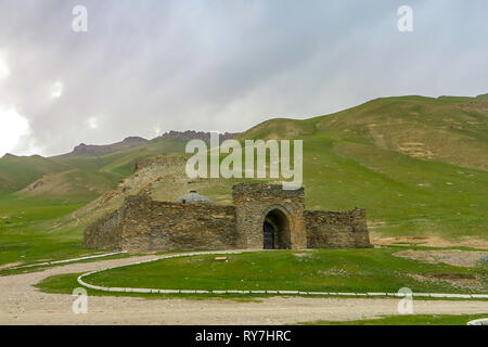 Tash Rabat Caravanserai ruderi di insediamento per commercianti antichi viaggiatori e roulottes con paesaggio Foto Stock