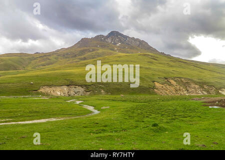 Tash Rabat Caravanserai paesaggio con Snow capped a Bashy troppo la gamma della montagna e del fiume Foto Stock