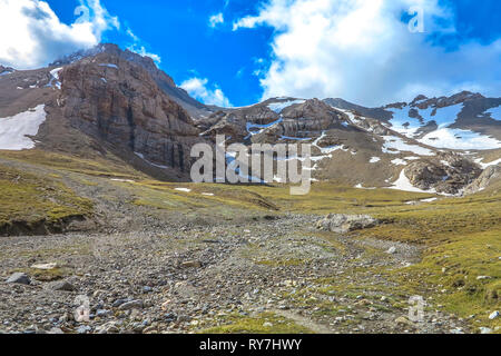 Tash Rabat Caravanserai paesaggio con Snow capped a Bashy troppo la gamma della montagna Foto Stock