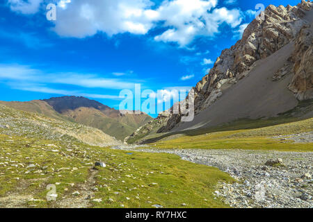 Tash Rabat Caravanserai paesaggio con Snow capped a Bashy troppo la gamma della montagna Foto Stock