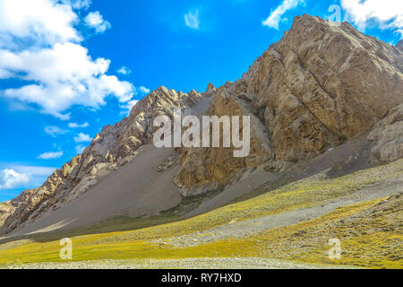 Tash Rabat Caravanserai paesaggio con Snow capped a Bashy troppo la gamma della montagna Foto Stock