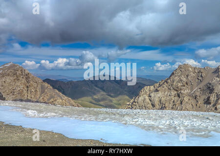 Tash Rabat Caravanserai paesaggio con Snow capped a Bashy troppo la gamma della montagna di picco Foto Stock