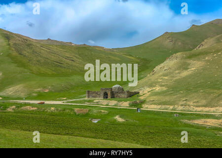 Tash Rabat Caravanserai ruderi di insediamento per commercianti antichi viaggiatori e roulottes con paesaggio punto di vista Foto Stock