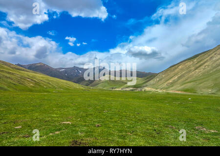 Tash Rabat Caravanserai ruderi di insediamento per commercianti antichi viaggiatori e roulottes con paesaggio punto di vista Foto Stock