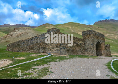 Tash Rabat Caravanserai ruderi di insediamento per commercianti antichi viaggiatori e roulottes con paesaggio Closeup Foto Stock