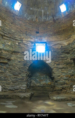 Tash Rabat Caravanserai ruderi di insediamento per commercianti antichi viaggiatori e roulottes con corridoio interno Foto Stock