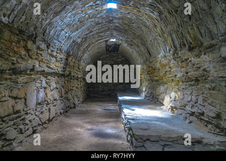 Tash Rabat Caravanserai ruderi di insediamento per commercianti antichi viaggiatori e roulottes con corridoio interno Foto Stock