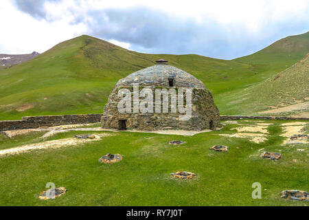 Tash Rabat Caravanserai ruderi di insediamento per commercianti antichi viaggiatori e carovane di tetto a cupola Foto Stock