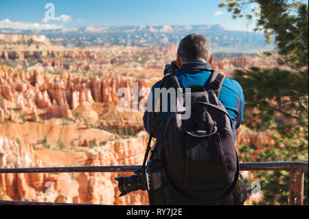 Uomo di scattare una foto dal bordo del Bryce Canyon, Utah, Stati Uniti d'America. Foto Stock